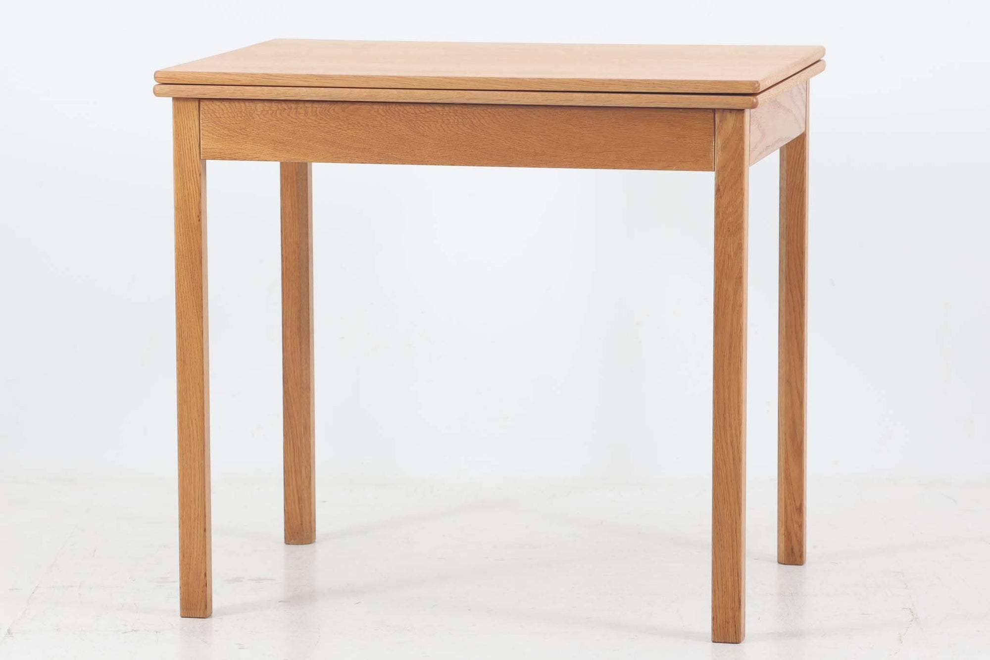 北欧より買い付けました。EjnerLarsenデザインによるSKmKolding社製の折り畳み式エクステンションダイニングテーブルです。用途に応じて簡単に天板を広げる事が出来ます。シンプルなデザインですが、脚の面取りや拡張時の真鍮金具などビンテージ品ならではのデザインとなっています。小ぶりなサイズ感で使い勝手が良さそうです。チーク材のモデルの販売もあった様ですが、こちらはオーク材のモデルとなります。