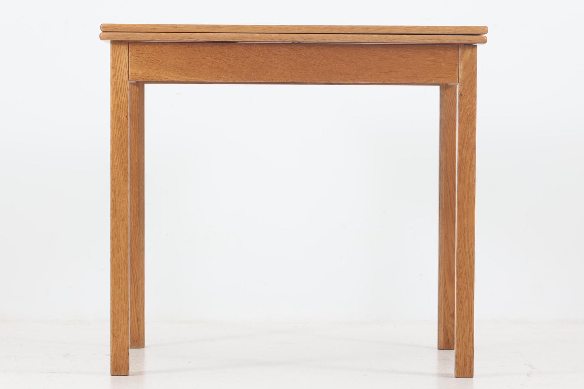 北欧より買い付けました。EjnerLarsenデザインによるSKmKolding社製の折り畳み式エクステンションダイニングテーブルです。用途に応じて簡単に天板を広げる事が出来ます。シンプルなデザインですが、脚の面取りや拡張時の真鍮金具などビンテージ品ならではのデザインとなっています。小ぶりなサイズ感で使い勝手が良さそうです。チーク材のモデルの販売もあった様ですが、こちらはオーク材のモデルとなります。