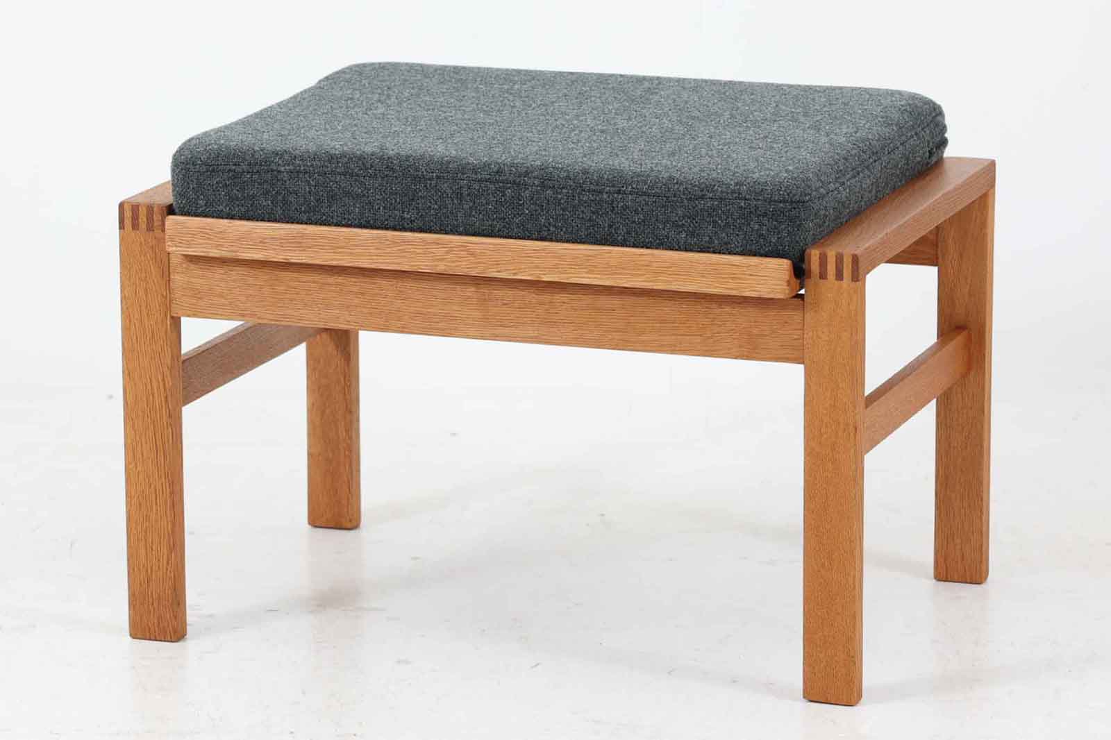 日本でも人気が高いボーエ・モーエンセンによる"model248"の希少なオットマンです。角度調整が可能となっております。現存する高級家具メーカーFredericia社製のしっかりとした造りを感じる事ができます。