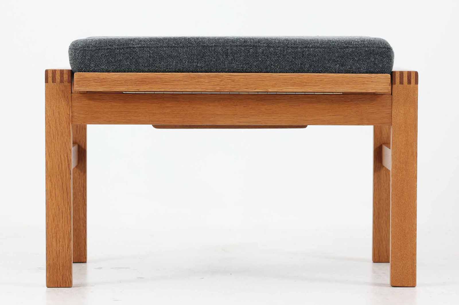 日本でも人気が高いボーエ・モーエンセンによる"model248"の希少なオットマンです。角度調整が可能となっております。現存する高級家具メーカーFredericia社製のしっかりとした造りを感じる事ができます。