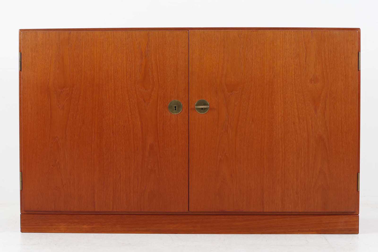 デンマークより買い付けた「Borgemogensen」デザインによる小ぶりなキャビネットです。取手と鍵が一体になったデザインで、シンプルながらもおしゃれなデザインです。通常鍵が2点付属しますが、こちらは1点のみとなっておりますのでご了承くださいませ。左右共通鍵となっております。チーク材の希少なモデルです。