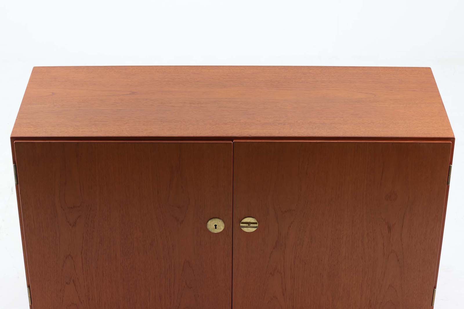 デンマークより買い付けた「Borgemogensen」デザインによる小ぶりなキャビネットです。取手と鍵が一体になったデザインで、シンプルながらもおしゃれなデザインです。通常鍵が2点付属しますが、こちらは1点のみとなっておりますのでご了承くださいませ。左右共通鍵となっております。チーク材の希少なモデルです。