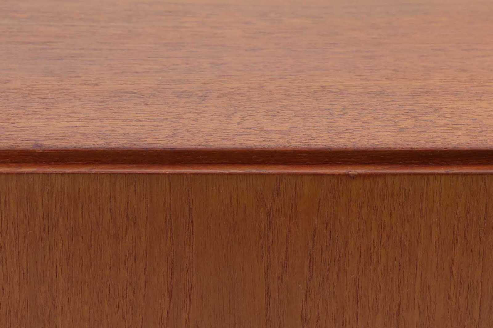 デンマークより買い付けた「Borgemogensen」デザインによる小ぶりなキャビネットです。取手と鍵が一体になったデザインで、シンプルながらもおしゃれなデザインです。通常鍵が2点付属しますが、こちらは1点のみとなっておりますのでご了承くださいませ。左右共通鍵となっております。チーク材の希少なモデルです。