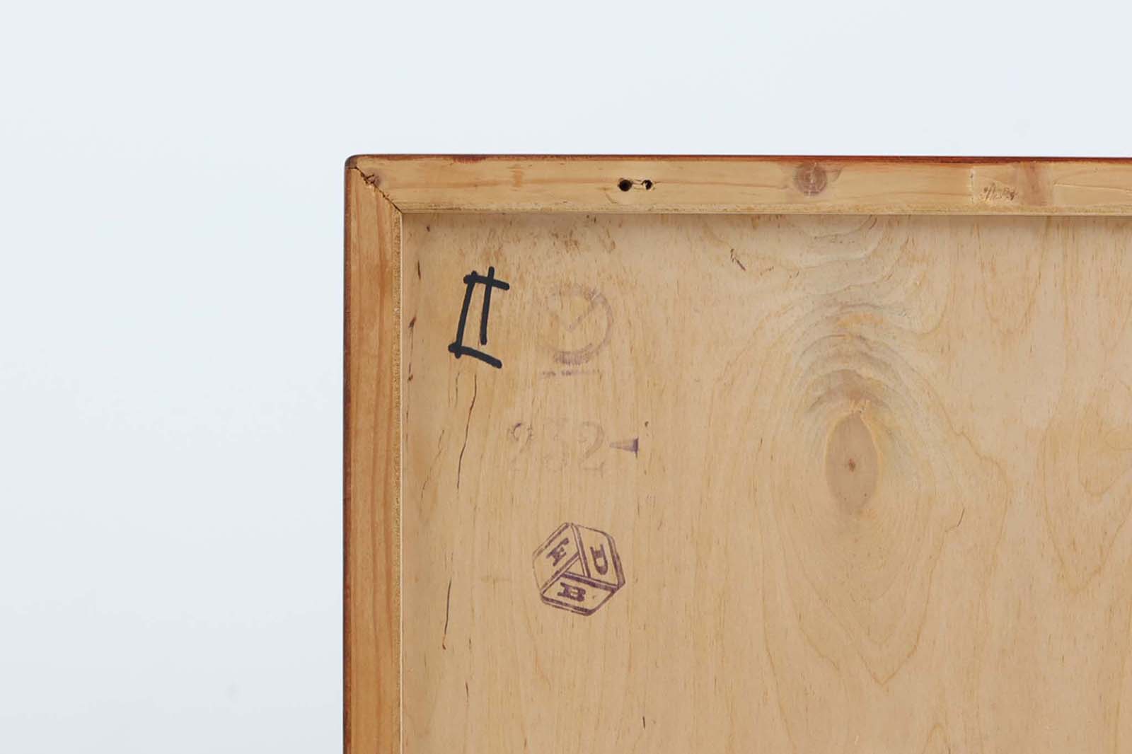 デンマークより買い付けた「Borgemogensen」デザインによる小ぶりなキャビネットです。取手と鍵が一体になったデザインで、シンプルながらもおしゃれなデザインです。通常鍵が2点付属しますが、こちらは1点のみとなっておりますのでご了承くださいませ。左右共通鍵となっております。チーク材の希少なモデルです。