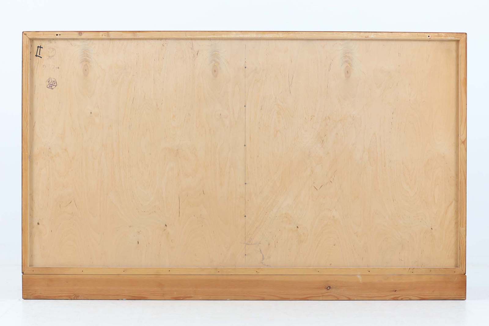 デンマークより買い付けた「Borgemogensen」デザインによる小ぶりなキャビネットです。取手と鍵が一体になったデザインで、シンプルながらもおしゃれなデザインです。通常鍵が2点付属しますが、こちらは1点のみとなっておりますのでご了承くださいませ。左右共通鍵となっております。チーク材の希少なモデルです。