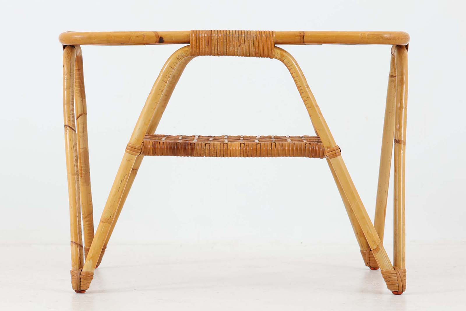 北欧より買い付けたガラステーブルです。経年により飴色に色味変化した籐とガラスの組み合わせが素敵です。