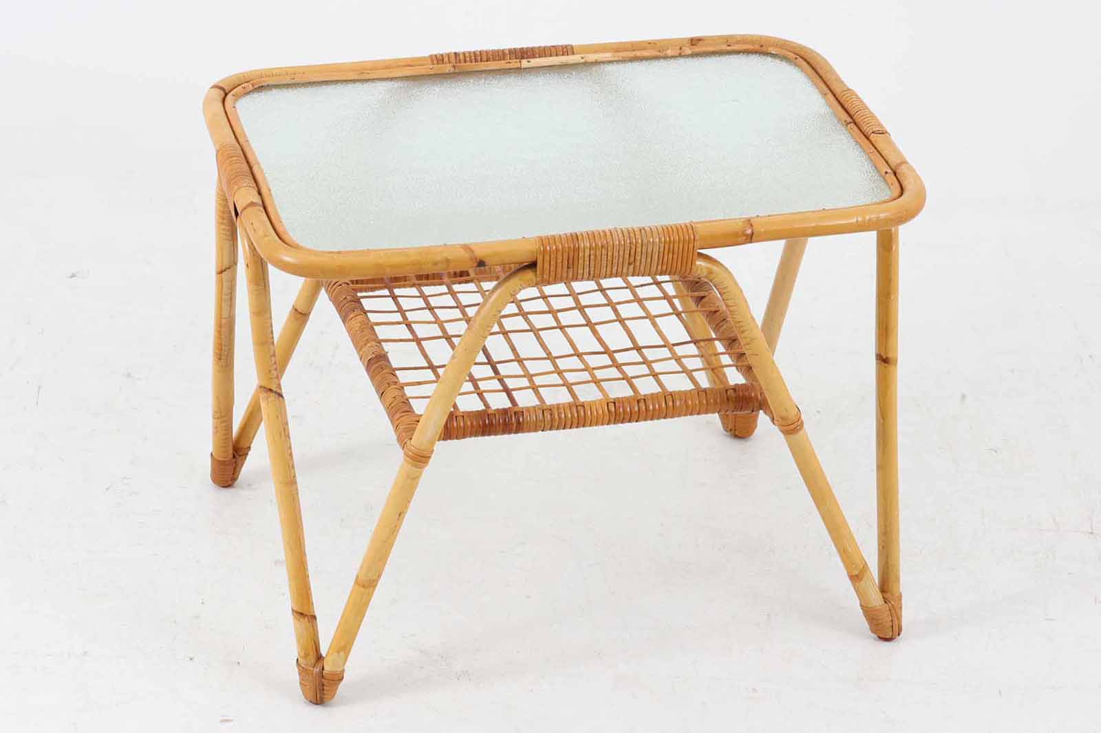 北欧より買い付けたガラステーブルです。経年により飴色に色味変化した籐とガラスの組み合わせが素敵です。