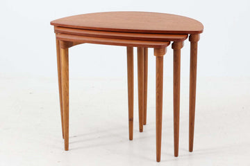 デンマーク製　お洒落な形の小ぶりなネストテーブル/サイドテーブル　チーク×オーク材　3本脚　北欧家具ビンテージ