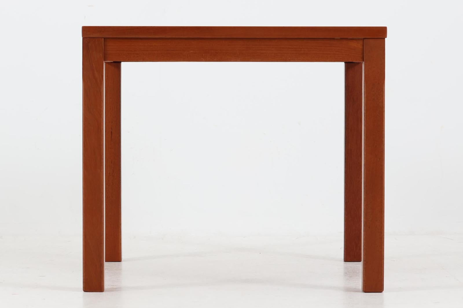 北欧より買い付けたサイドテーブルです。タイルがデザインポイントになっており、熱いコップなどをそのまま置く事が出来ます。本体には良質なチーク材が使用されています。