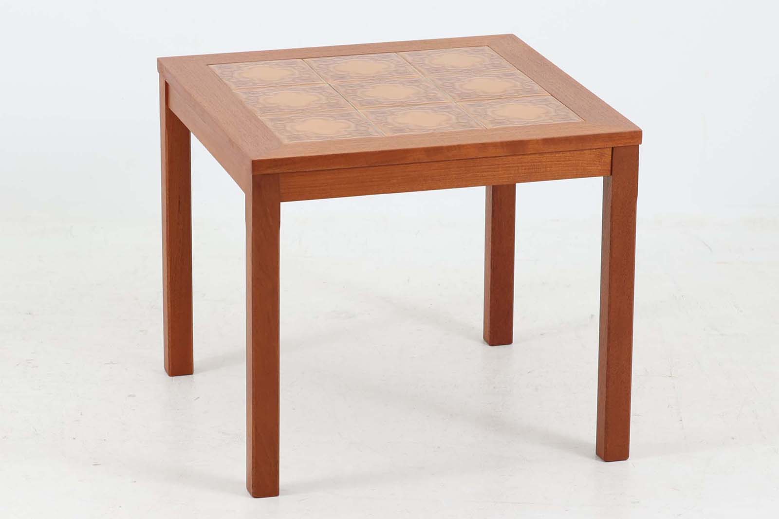 北欧より買い付けたサイドテーブルです。タイルがデザインポイントになっており、熱いコップなどをそのまま置く事が出来ます。本体には良質なチーク材が使用されています。