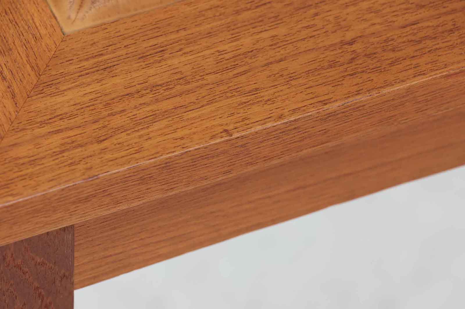 北欧より買い付けたサイドテーブルです。タイルがデザインポイントになっており、熱いコップなどをそのまま置く事が出来ます。本体には良質なチーク材が使用されています。