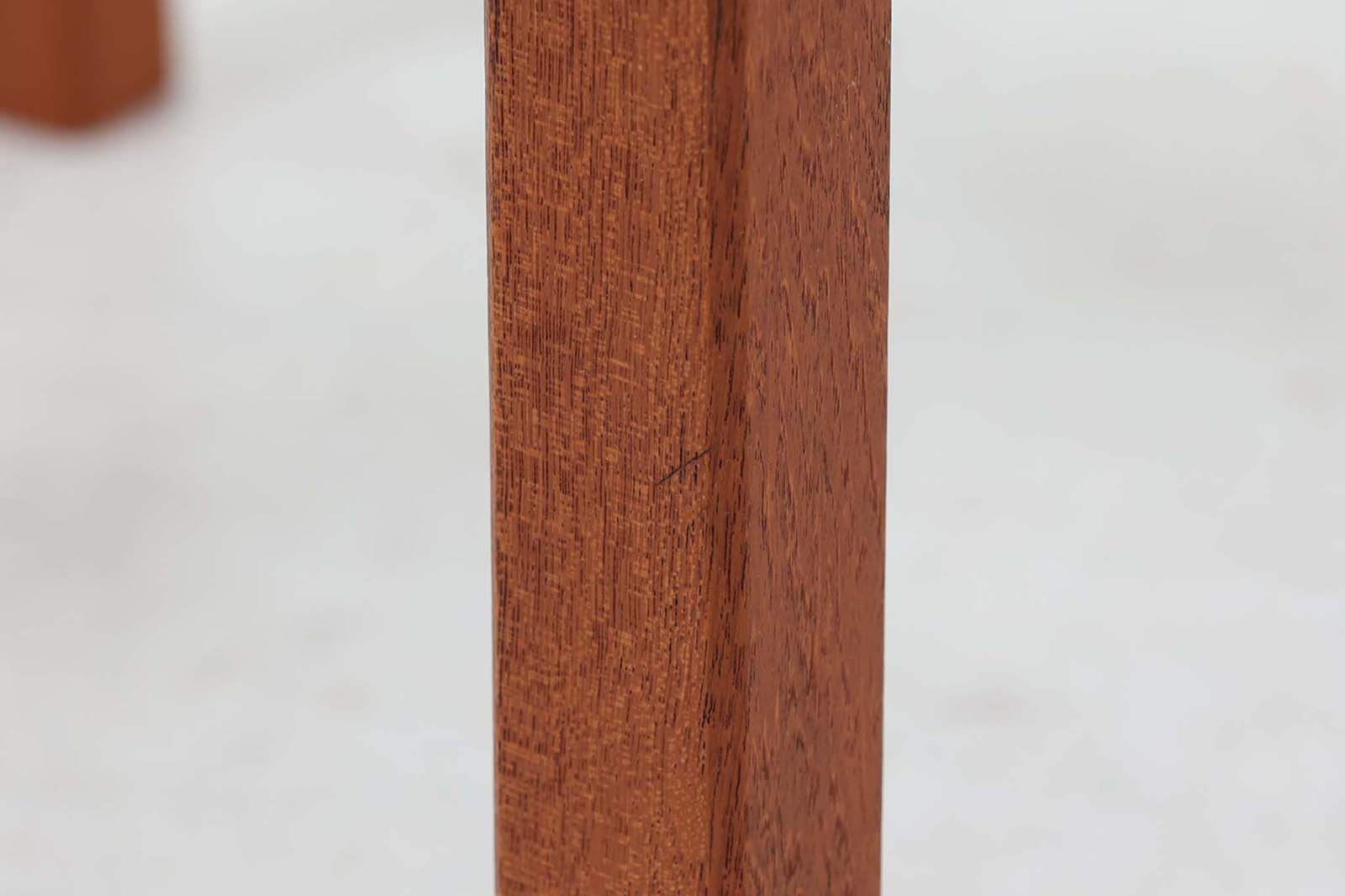 北欧より買い付けたサイドテーブルです。タイルがデザインポイントになっており、熱いコップなどをそのまま置く事が出来ます。本体には良質なチーク材が使用されています。