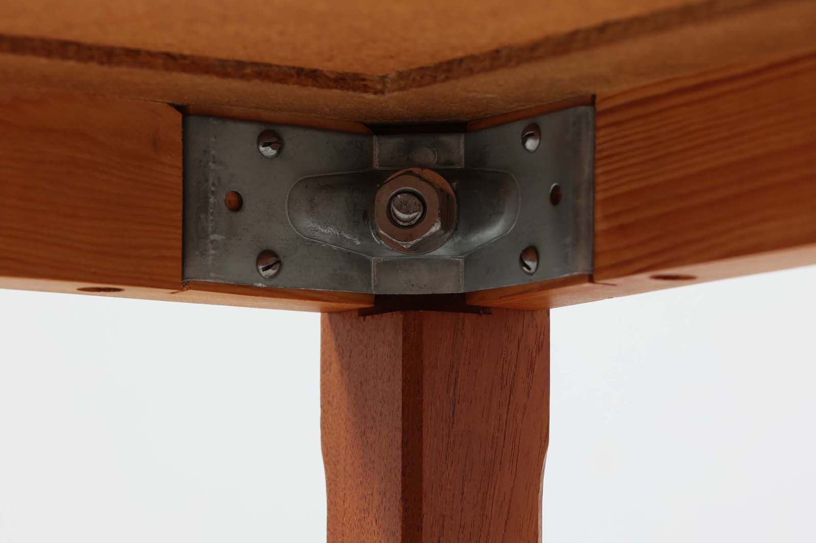 北欧より買い付けたサイドテーブルです。タイルがデザインポイントになっており、熱いコップなどをそのまま置く事が出来ます。本体には良質なチーク材が使用されています。