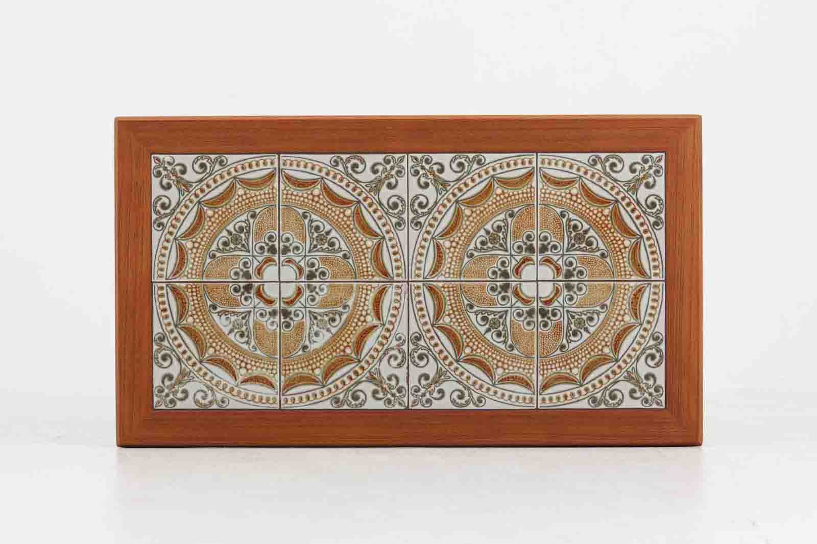 可愛らしいタイルが特徴的なセンターテーブルです。タイプトップは見た目だけでなく熱い物を直接置けますので使い勝手も良さそうです。