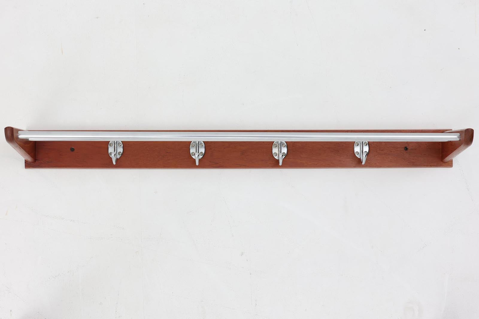 デンマークより買い付けました。チーク材とシルバー色の組み合わせがおしゃれなハンガーラックです。修理跡がございます。
