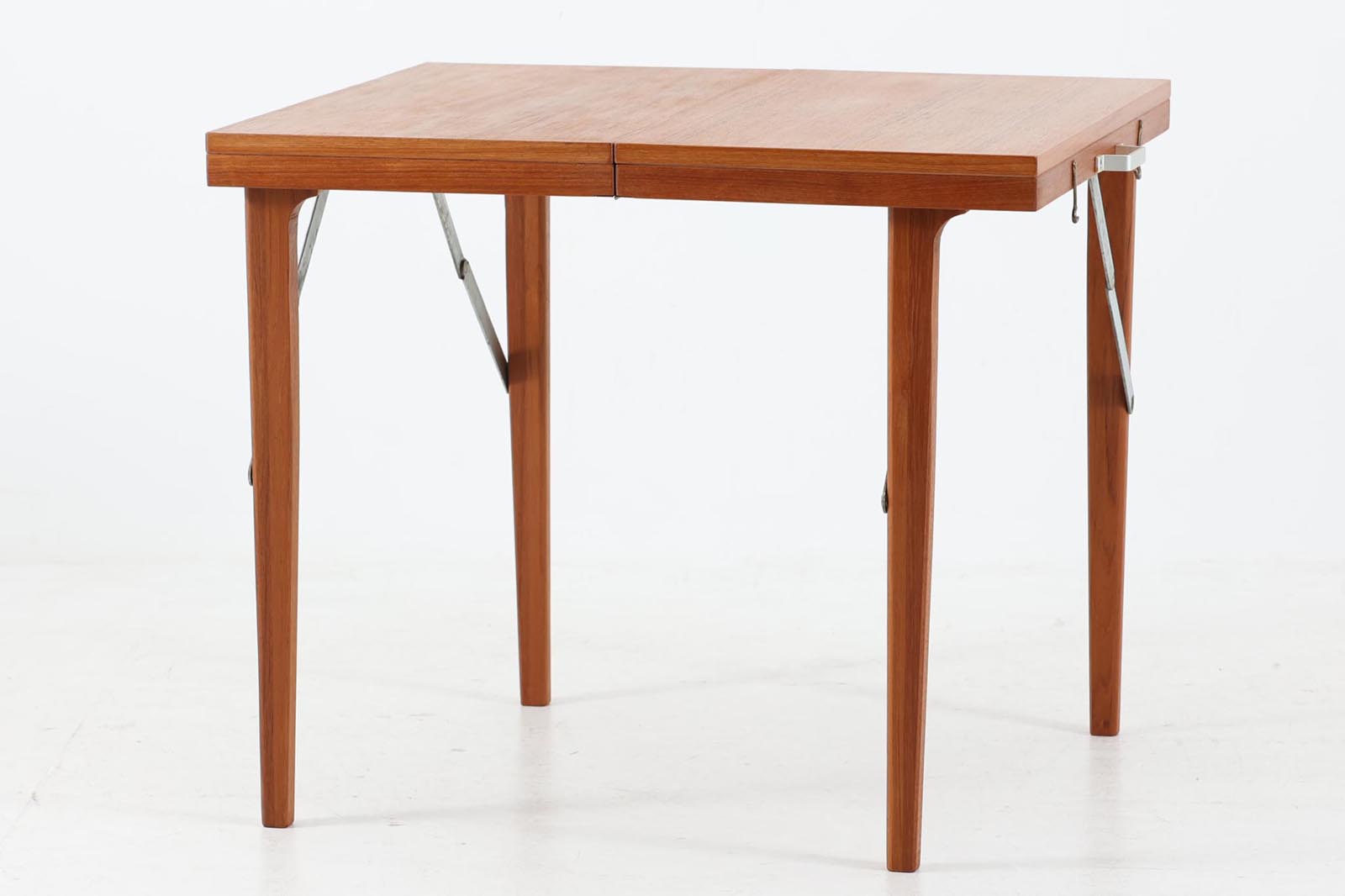 デンマーク製より買い付けた珍しい折り畳みテーブルです。取手付きで持ち運び可能です。良質なチーク材が使用されており高級感がございます。折り畳みの構造上グラつきがございますので、ハードな使用はお控えください。