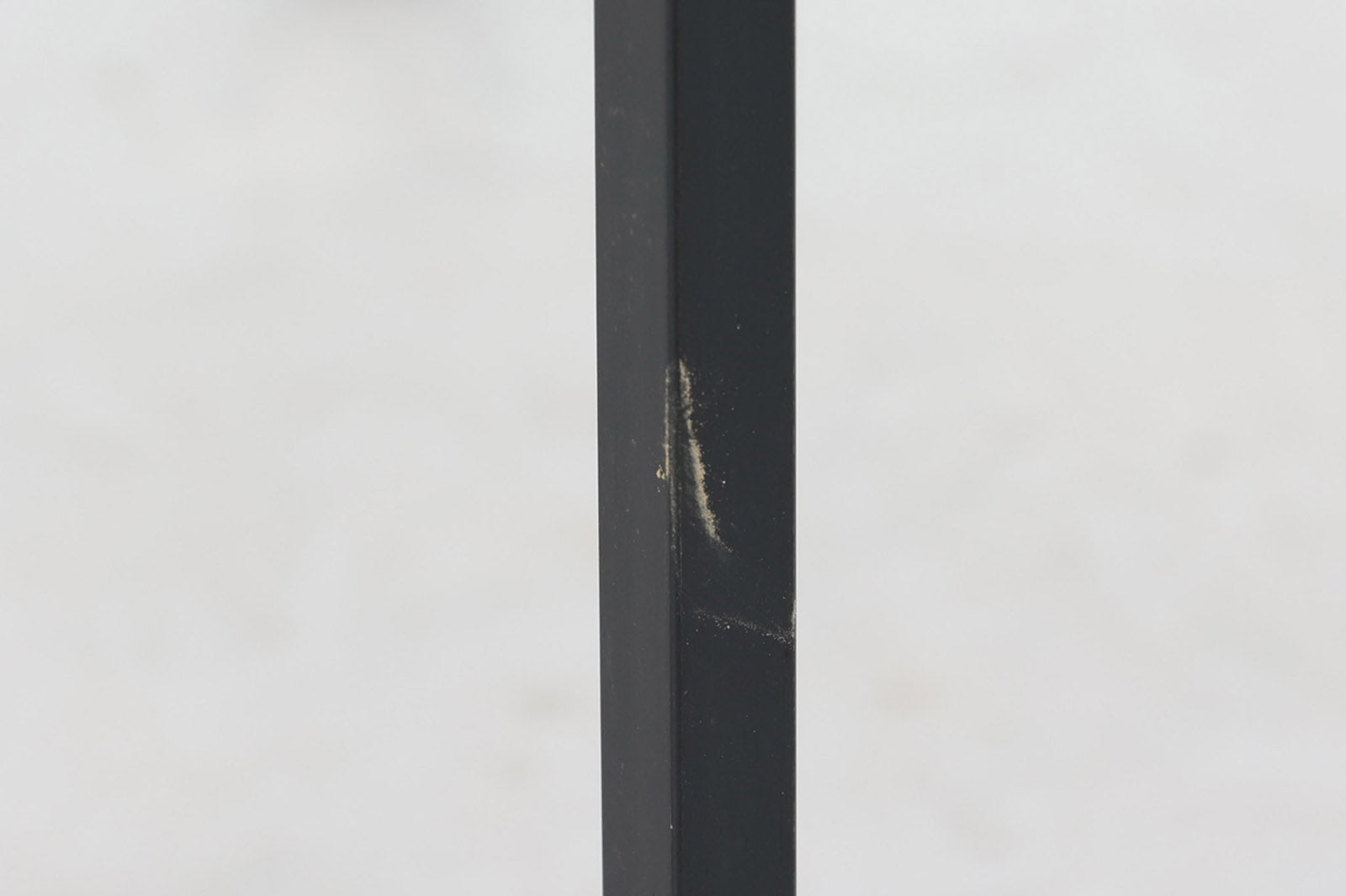 デンマークより買い付けました。綺麗な木目のチーク材が使用されたワゴンです。ブラック色のフレームが使用されており、スタイリッシュなデザインです。天板内部に細かい収納スペースがあり使い勝手が良さそうです。