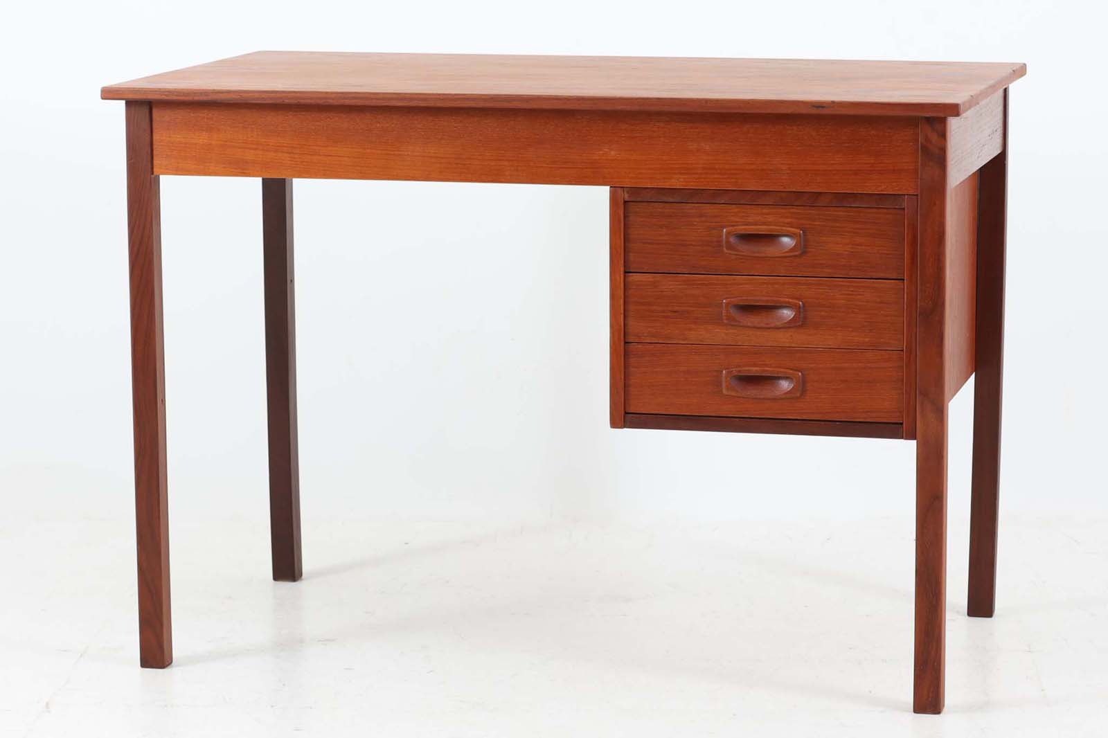 小ぶりな片袖デスクです。お子様の学習机としてもお使い頂けます。良質なチーク材が使用されており、綺麗な木目が特徴的です。