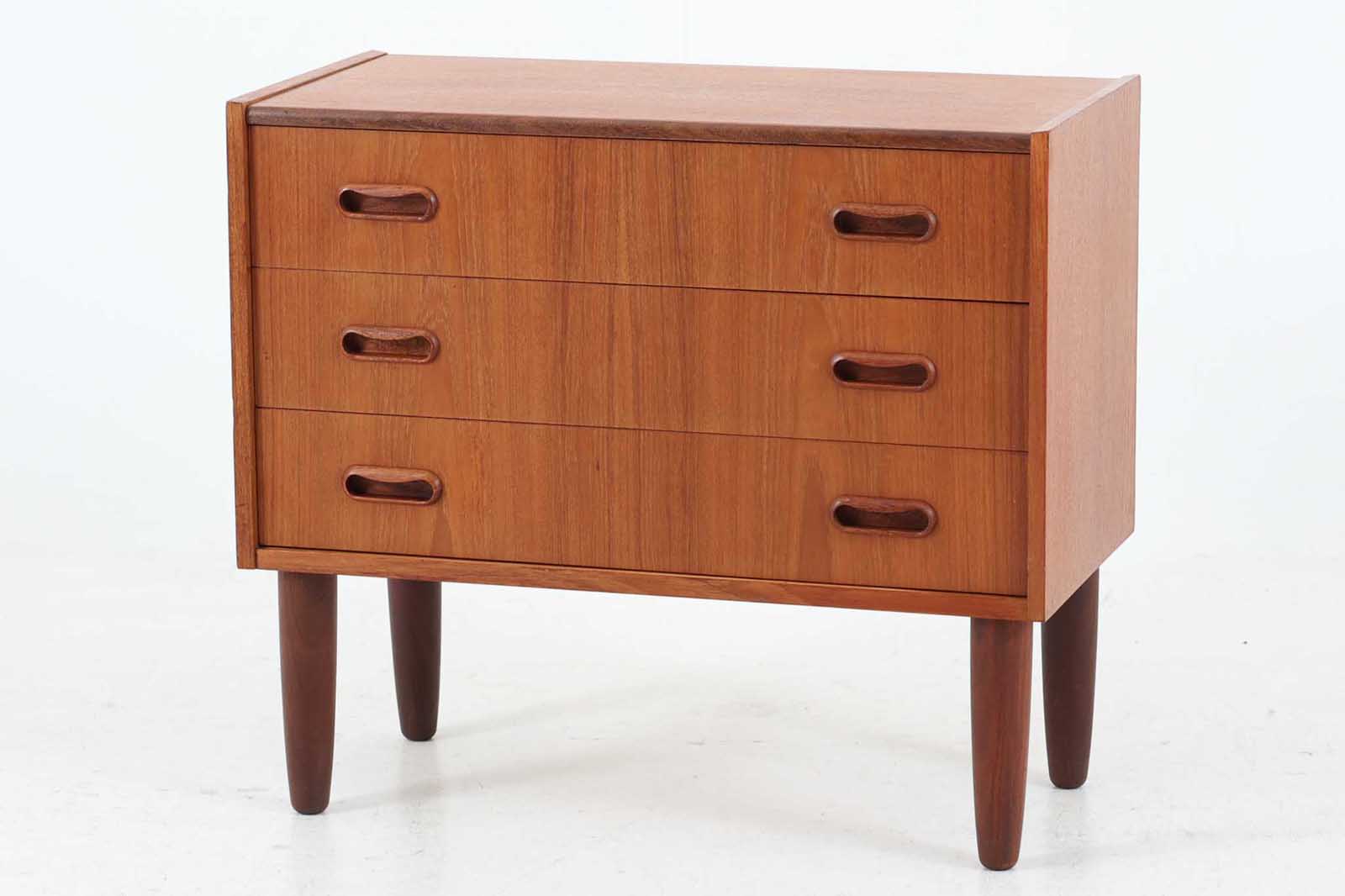 デンマークより買い付けた3段チェストです。北欧家具らしいシンプルで可愛らしいデザインです。良質なチーク材が使用されています。
