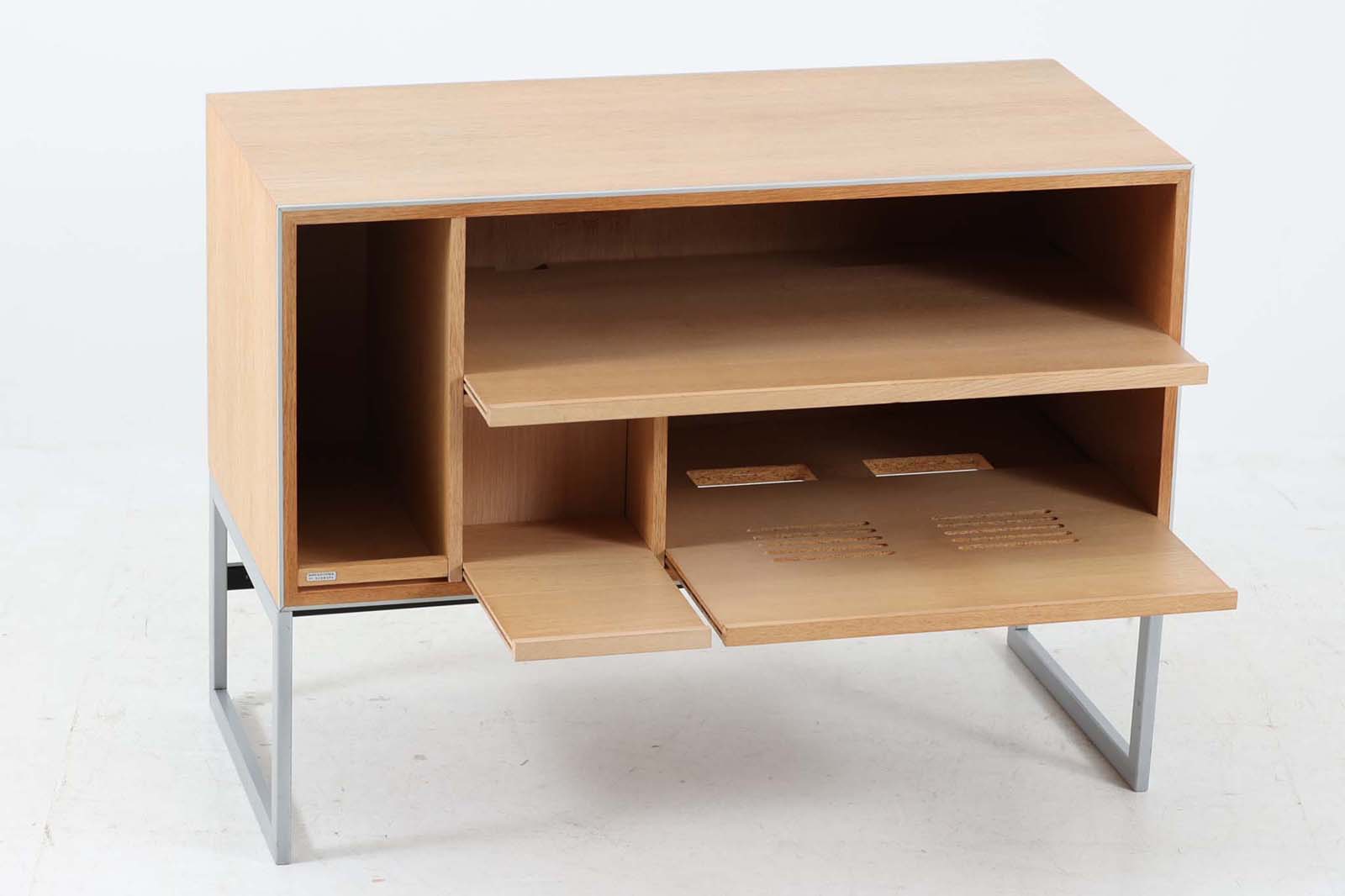 北欧より買い付けたBang&amp;amp;Olufsen社製AVボードです。非常にデザインが優れている事で有名な会社ですが、こちらのキャビネットはシンプルなデザインです。オーディオのデザインを引き立たせる様なそんな雰囲気に仕上がっています。オーク材の希少なモデルです。