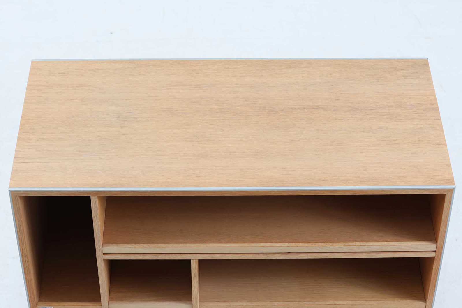 北欧より買い付けたBang&amp;amp;Olufsen社製AVボードです。非常にデザインが優れている事で有名な会社ですが、こちらのキャビネットはシンプルなデザインです。オーディオのデザインを引き立たせる様なそんな雰囲気に仕上がっています。オーク材の希少なモデルです。