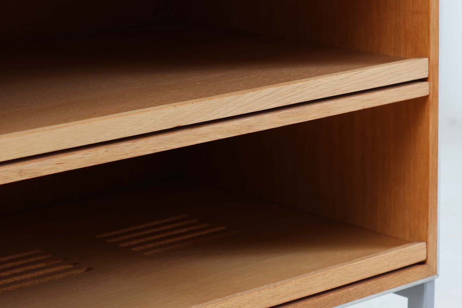 北欧より買い付けたBang&amp;amp;Olufsen社製AVボードです。非常にデザインが優れている事で有名な会社ですが、こちらのキャビネットはシンプルなデザインです。オーディオのデザインを引き立たせる様なそんな雰囲気に仕上がっています。オーク材の希少なモデルです。