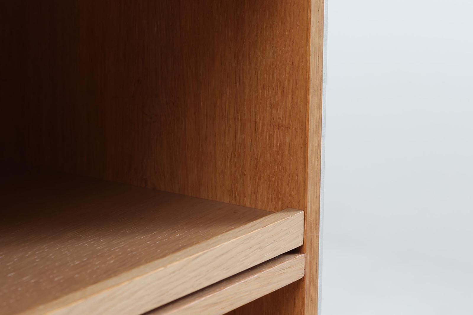 北欧より買い付けたBang&amp;amp;Olufsen社製AVボードです。非常にデザインが優れている事で有名な会社ですが、こちらのキャビネットはシンプルなデザインです。オーディオのデザインを引き立たせる様なそんな雰囲気に仕上がっています。オーク材の希少なモデルです。