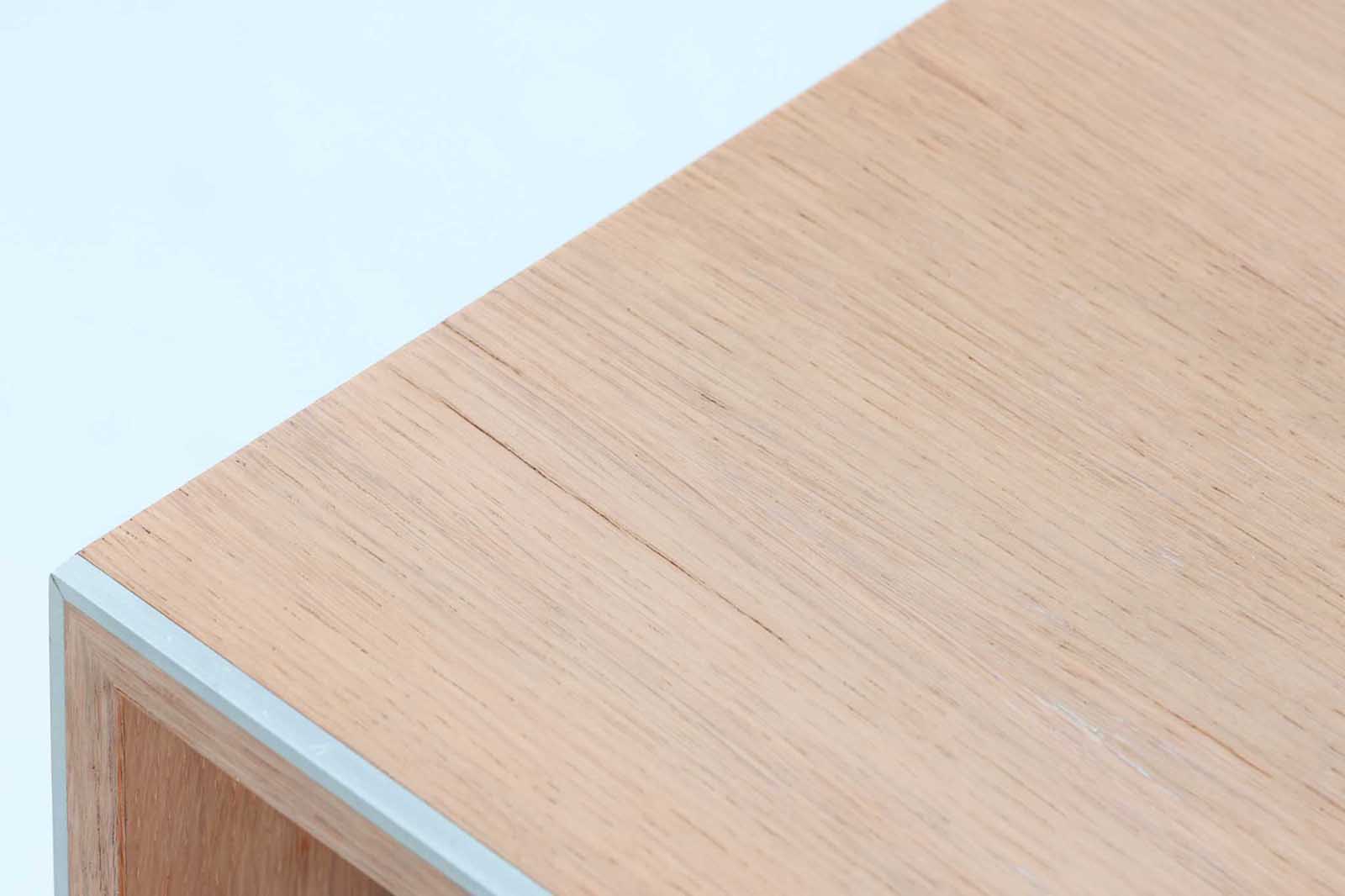 北欧より買い付けたBang&amp;amp;Olufsen社製AVボードです。非常にデザインが優れている事で有名な会社ですが、こちらのキャビネットはシンプルなデザインです。オーディオのデザインを引き立たせる様なそんな雰囲気に仕上がっています。オーク材の希少なモデルです。