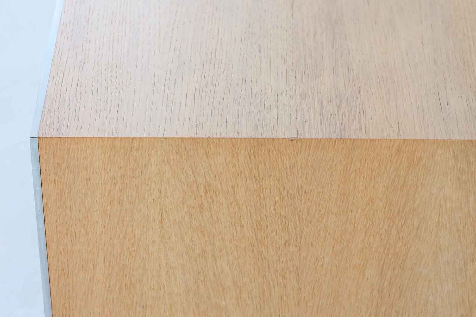 北欧より買い付けたBang&amp;amp;Olufsen社製AVボードです。非常にデザインが優れている事で有名な会社ですが、こちらのキャビネットはシンプルなデザインです。オーディオのデザインを引き立たせる様なそんな雰囲気に仕上がっています。オーク材の希少なモデルです。