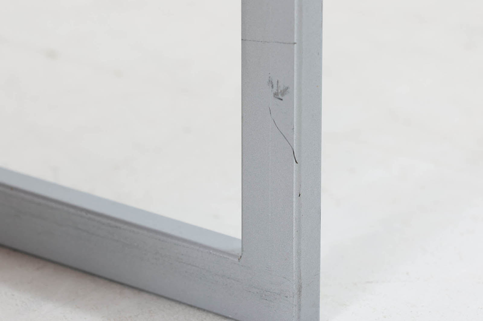 北欧より買い付けたBang&amp;amp;Olufsen社製AVボードです。非常にデザインが優れている事で有名な会社ですが、こちらのキャビネットはシンプルなデザインです。オーディオのデザインを引き立たせる様なそんな雰囲気に仕上がっています。オーク材の希少なモデルです。