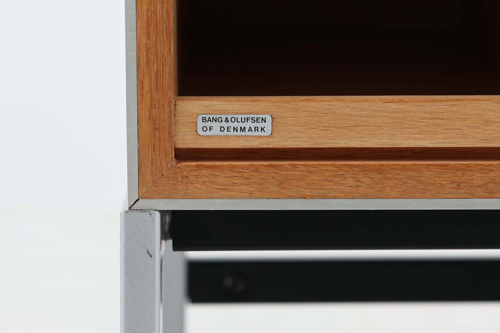 北欧より買い付けたBang&amp;amp;Olufsen社製AVボードです。非常にデザインが優れている事で有名な会社ですが、こちらのキャビネットはシンプルなデザインです。オーディオのデザインを引き立たせる様なそんな雰囲気に仕上がっています。オーク材の希少なモデルです。