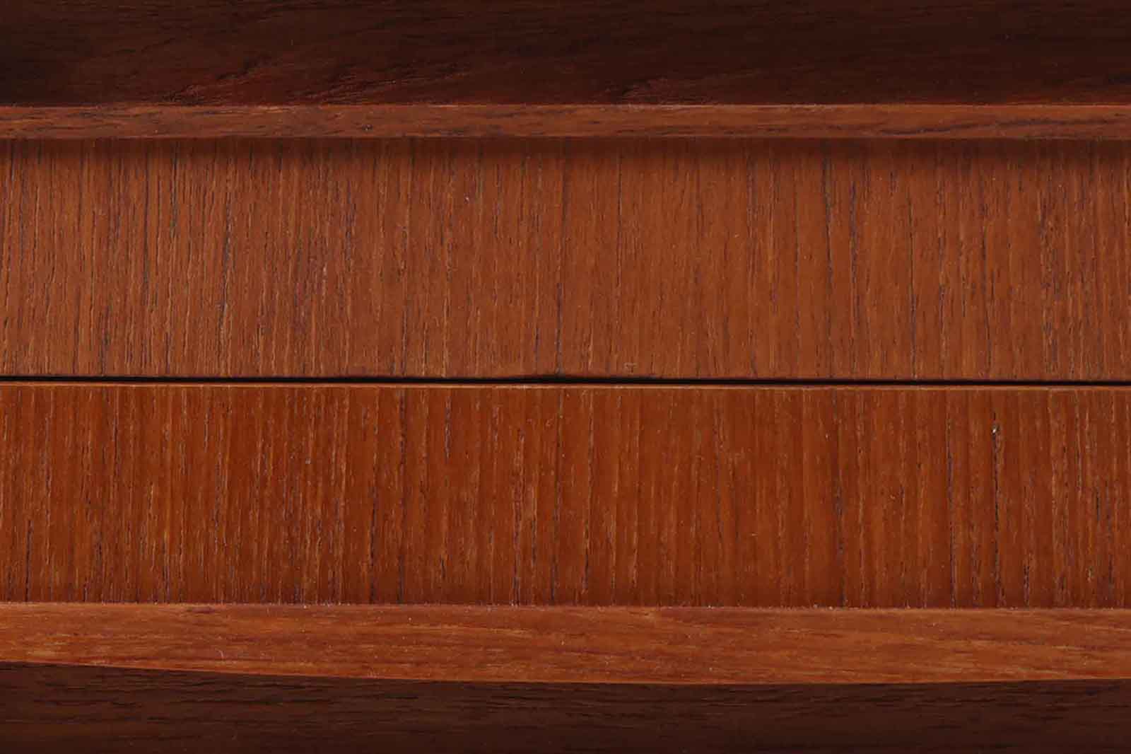 デンマークより買い付けた両袖デスクです。削り出された取手が特徴的なデザインです。背面にも収納部があり、お部屋の真ん中に置いてもご使用いただけます。良質なチーク材が使用されています。