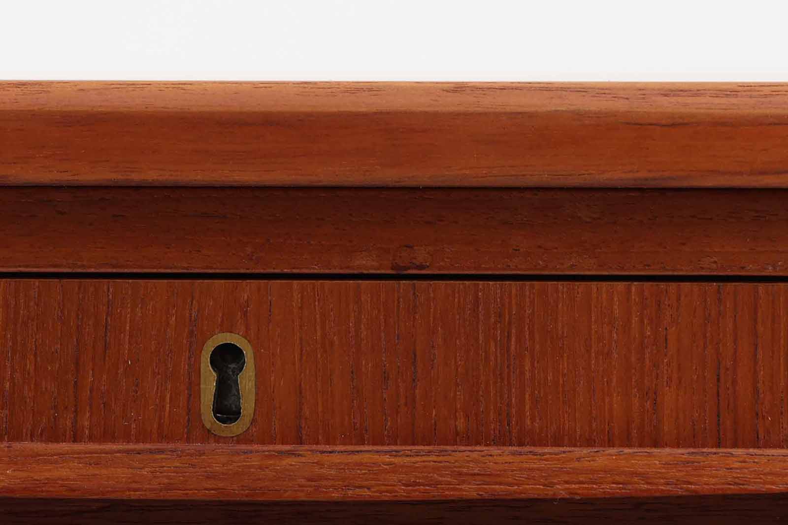 デンマークより買い付けた両袖デスクです。削り出された取手が特徴的なデザインです。背面にも収納部があり、お部屋の真ん中に置いてもご使用いただけます。良質なチーク材が使用されています。