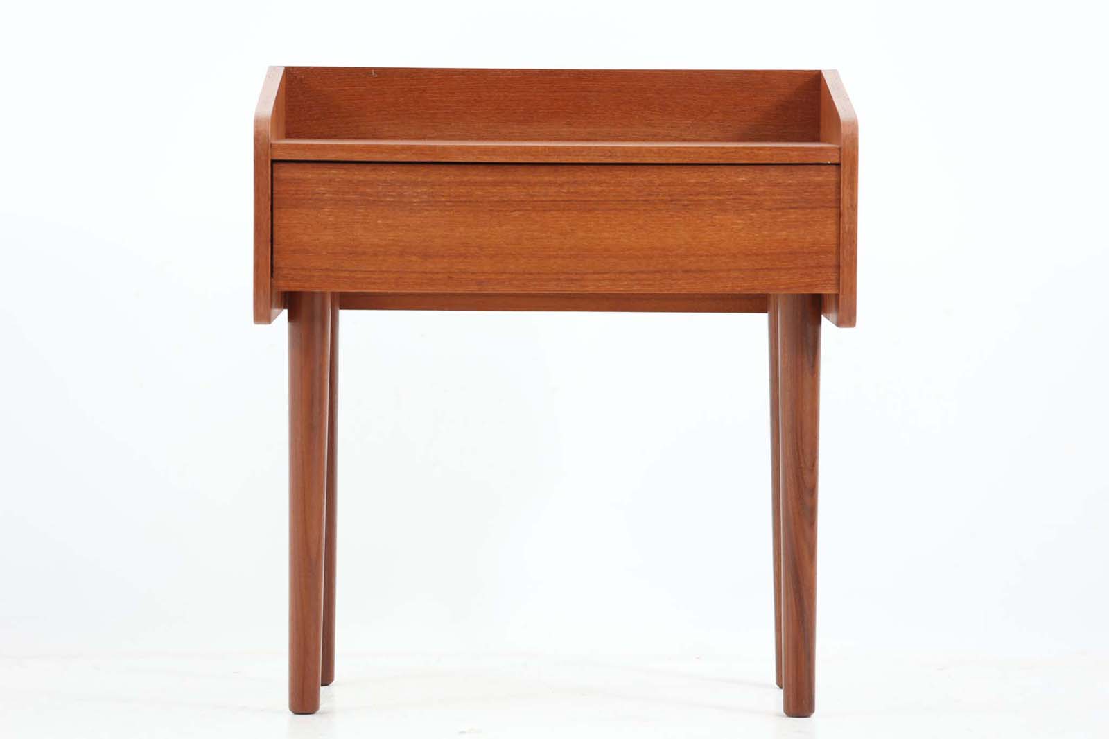 デンマークより買い付けたサイドチェストです。電話台やFAX台としてもご使用いただけます。小ぶりで可愛らしいデザインです。