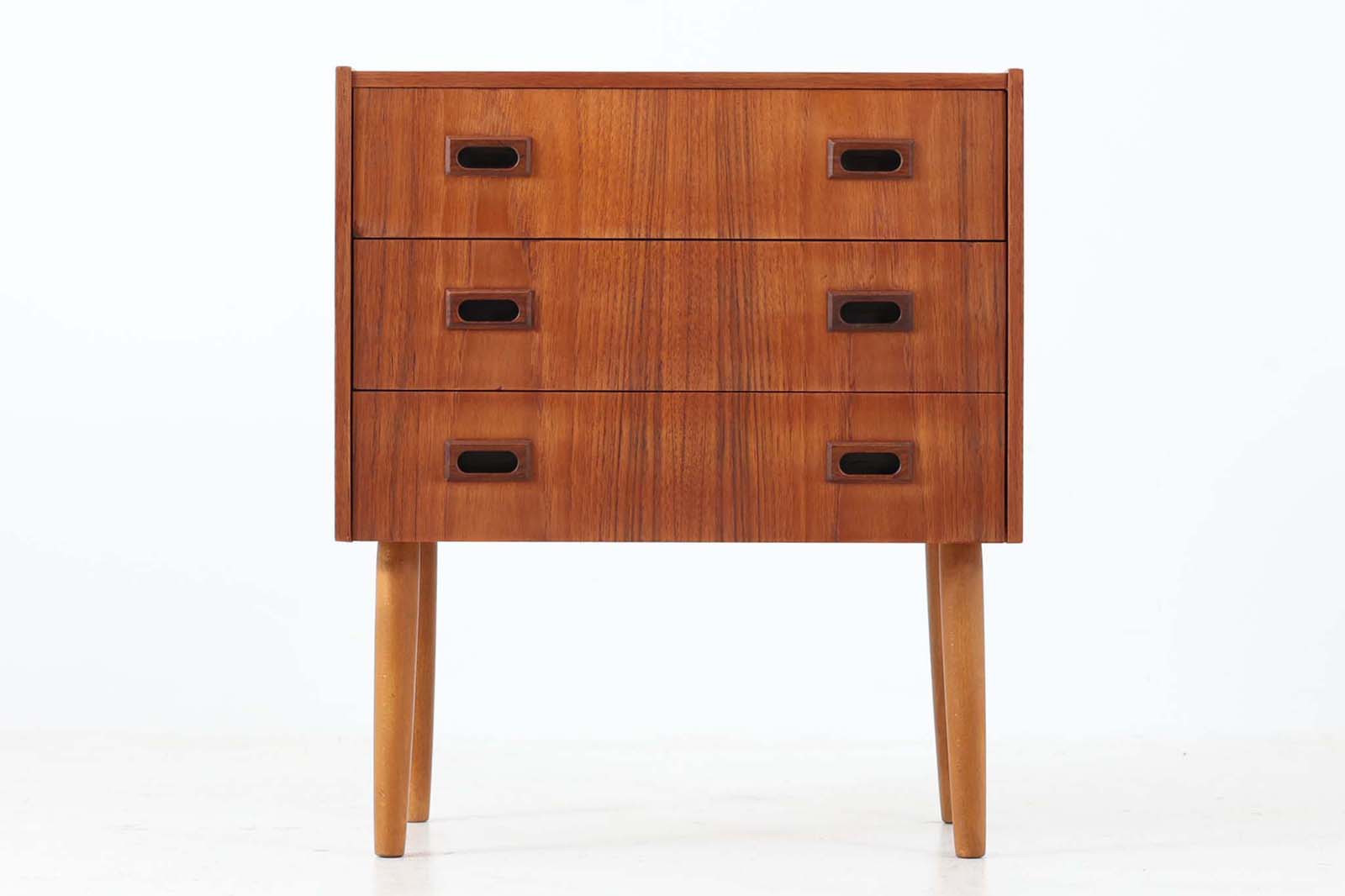 デンマークより買い付けた3段チェストです。小ぶりで可愛らしいシンプルなデザインです。脚部はナチュラルな色味のビーチ材が使用されており、すっきりとした印象です。引き出し前面には色ムラがあるため価格を抑えて販売いたします。