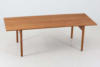 デンマークより買い付けたウェグナーによる「AT15」センターテーブルです。シンプルなデザインでどの様なソファにも合わせやすいと思います。
