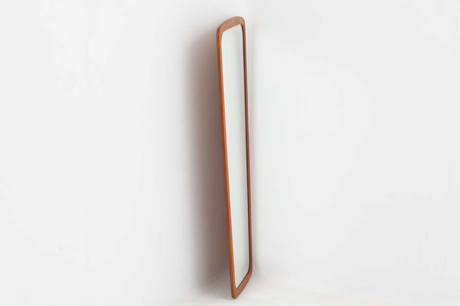 北欧より買い付けたビンテージミラーです。フレームにはチーク無垢材が贅沢に使用されています。背面に壁掛け用の金具が御座いますので、壁に掛けてもご使用いただけます。