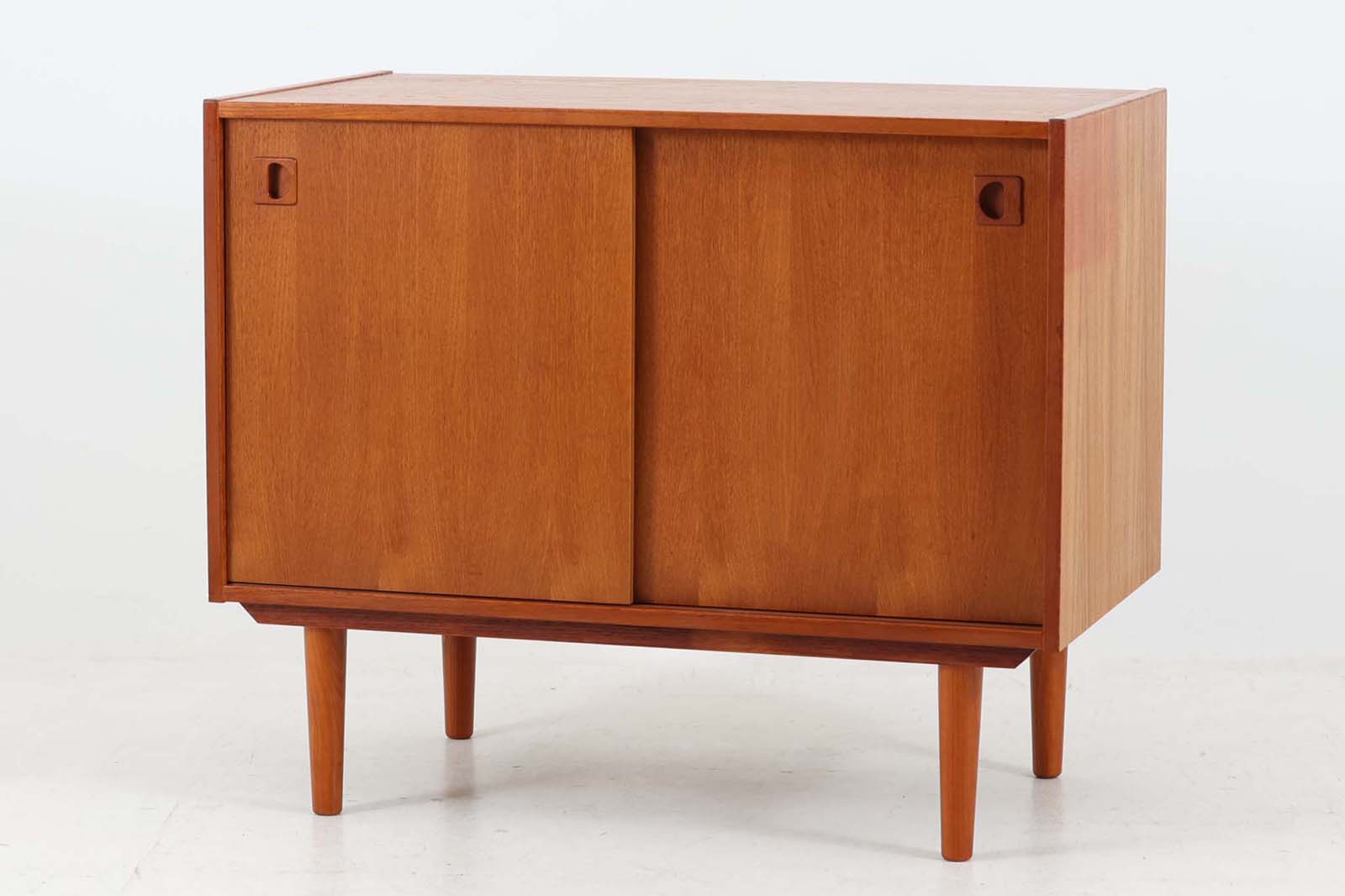 北欧より買い付けたローボードです。シンプルなフォルムで、良質なチーク材が使用されており、暖かみのある木肌が魅力的です。