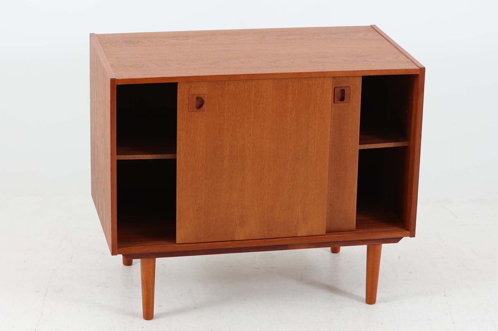 北欧より買い付けたローボードです。シンプルなフォルムで、良質なチーク材が使用されており、暖かみのある木肌が魅力的です。