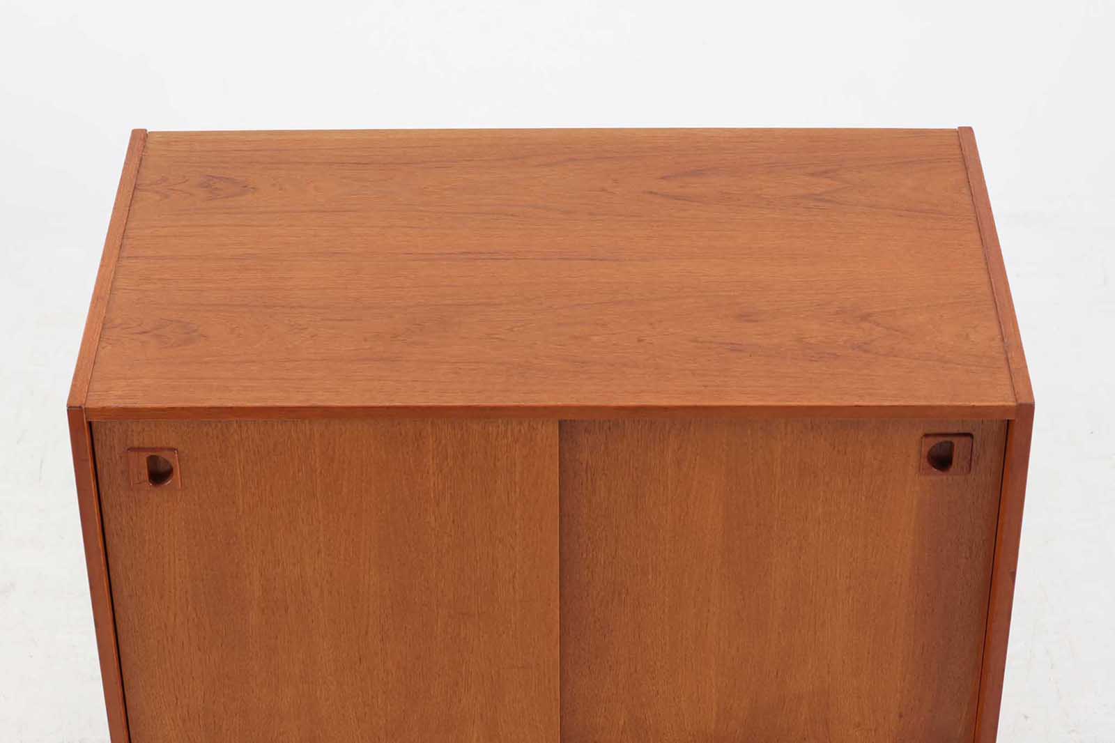 北欧より買い付けたローボードです。シンプルなフォルムで、良質なチーク材が使用されており、暖かみのある木肌が魅力的です。