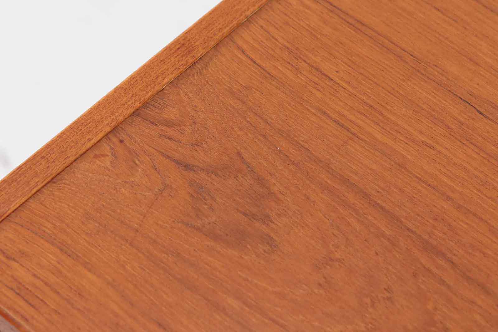 北欧より買い付けたローボードです。シンプルなフォルムで、良質なチーク材が使用されており、暖かみのある木肌が魅力的です。