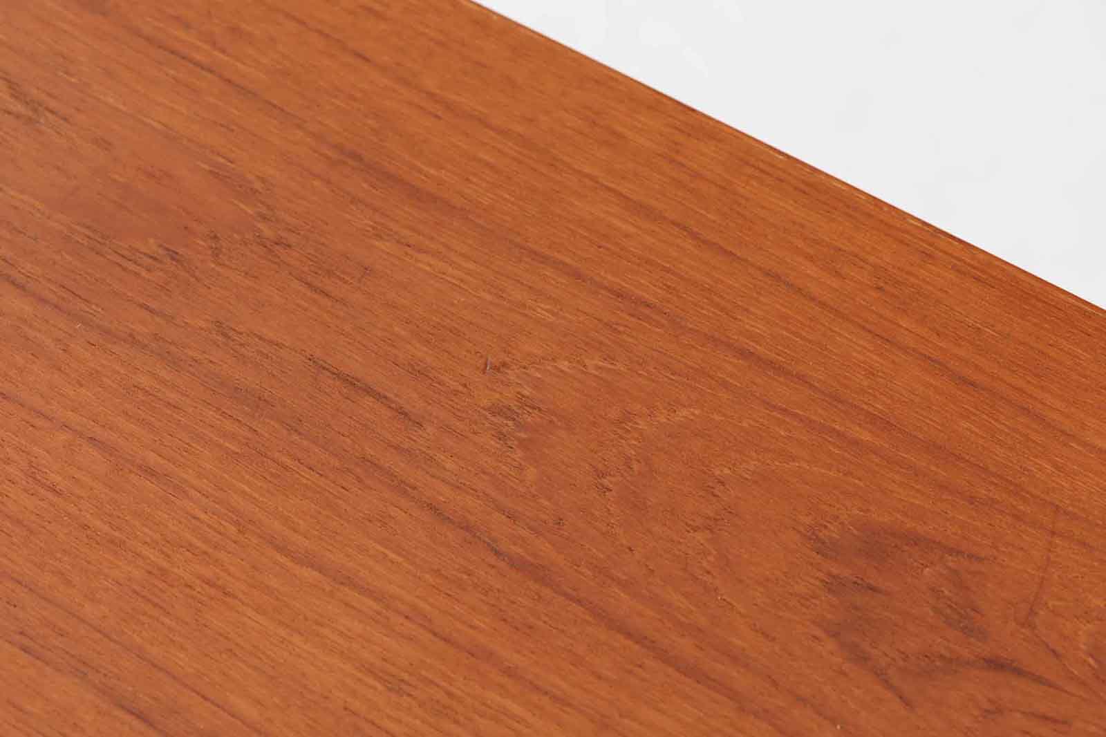 北欧より買い付けたローボードです。シンプルなフォルムで、良質なチーク材が使用されており、暖かみのある木肌が魅力的です。