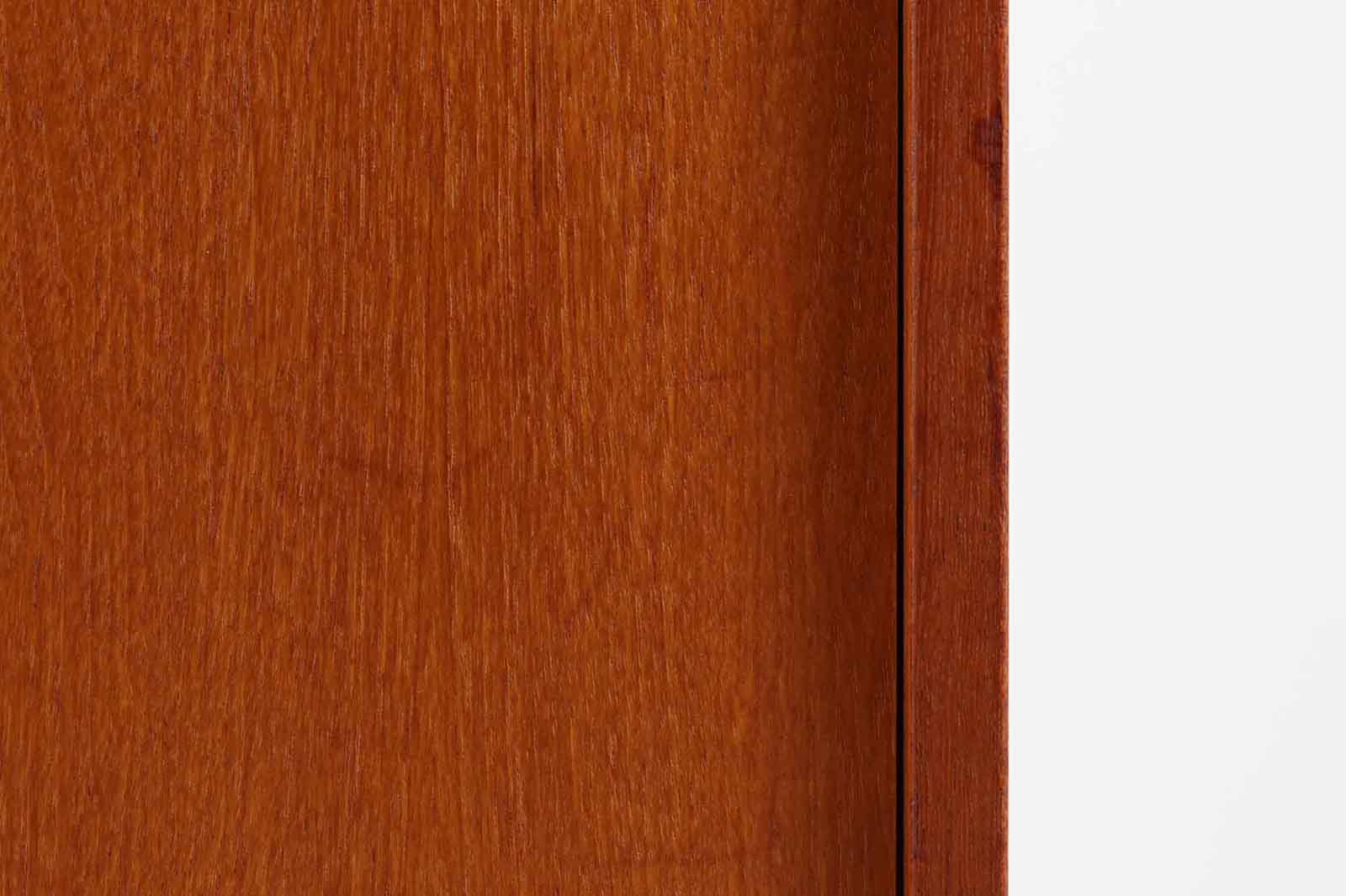 北欧より買い付けたローボードです。シンプルなフォルムで、良質なチーク材が使用されており、暖かみのある木肌が魅力的です。