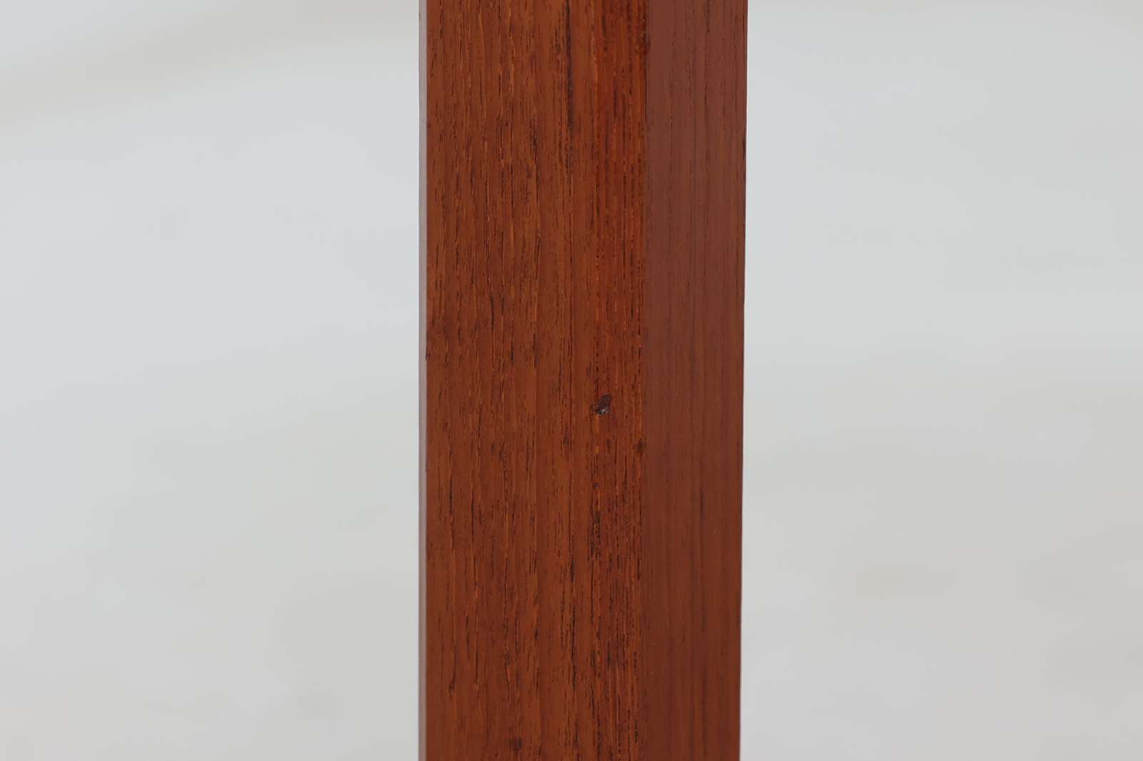 北欧より買い付けたセンターテーブルです。幅が134cm、奥行73cmと大型で重厚感がありますので、カフェや店舗の什器としてもお勧めです。タイルがデザインポイントになっており、熱いコップなどをそのまま置く事が出来ます。本体には良質なチーク材が使用されています。