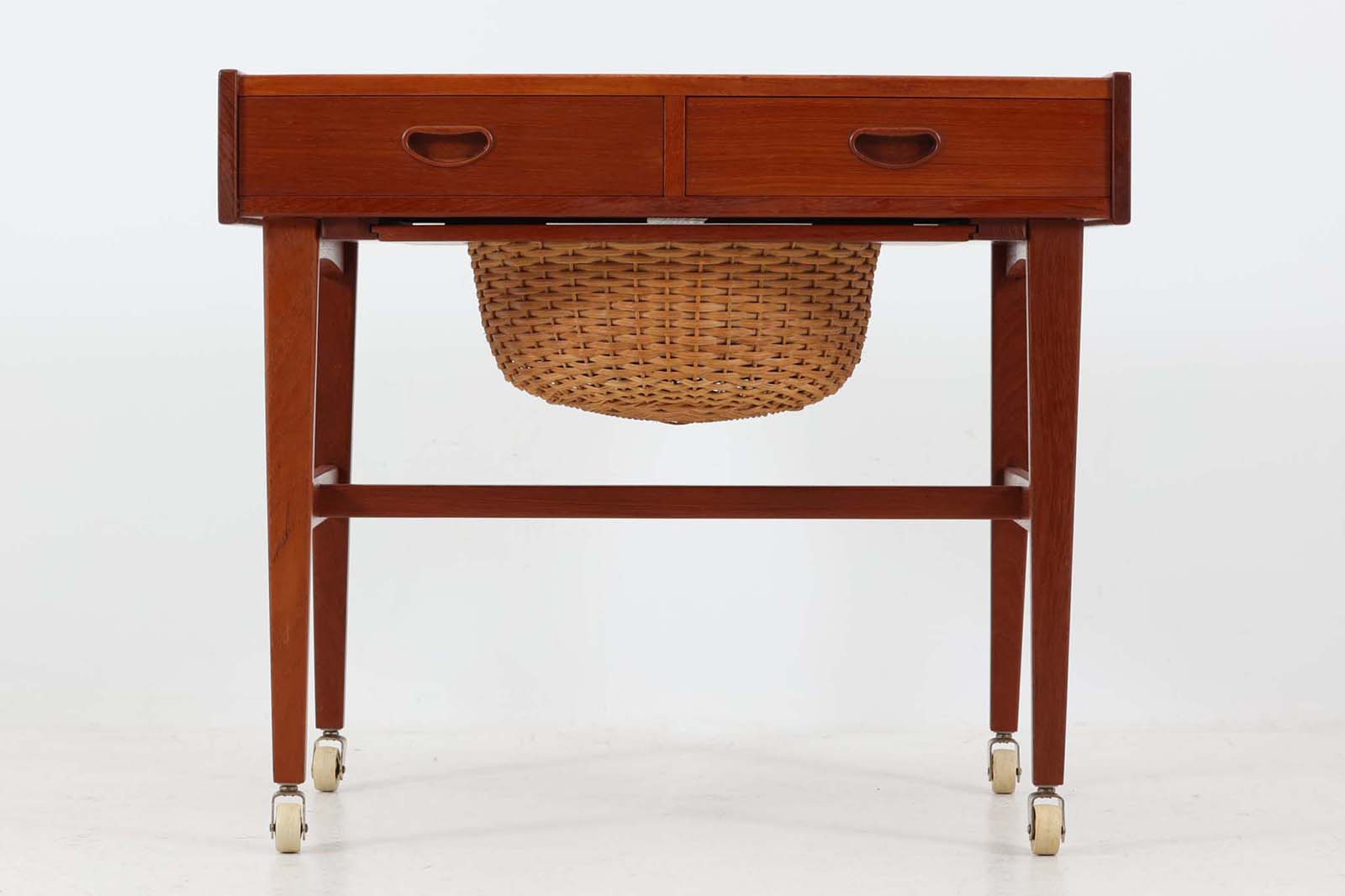 北欧より買い付けたソーイングテーブルです。引き出しとバスケットが付属しており使い易いデザインです。良質なチーク材が使用されています。