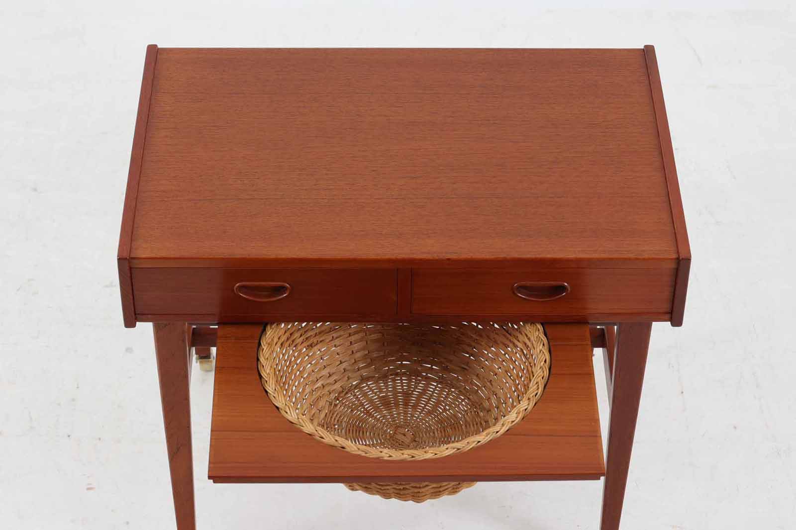 北欧より買い付けたソーイングテーブルです。引き出しとバスケットが付属しており使い易いデザインです。良質なチーク材が使用されています。