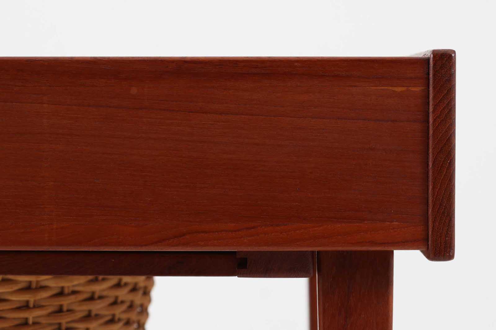 北欧より買い付けたソーイングテーブルです。引き出しとバスケットが付属しており使い易いデザインです。良質なチーク材が使用されています。