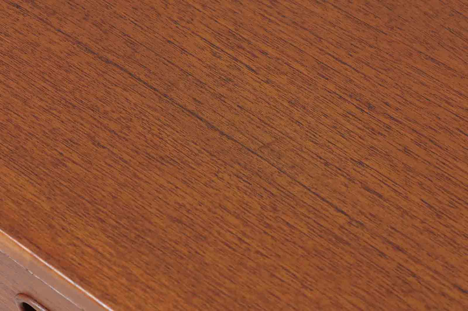 北欧より買い付けたソーイングテーブルです。引き出しとバスケットが付属しており使い易いデザインです。良質なチーク材が使用されています。