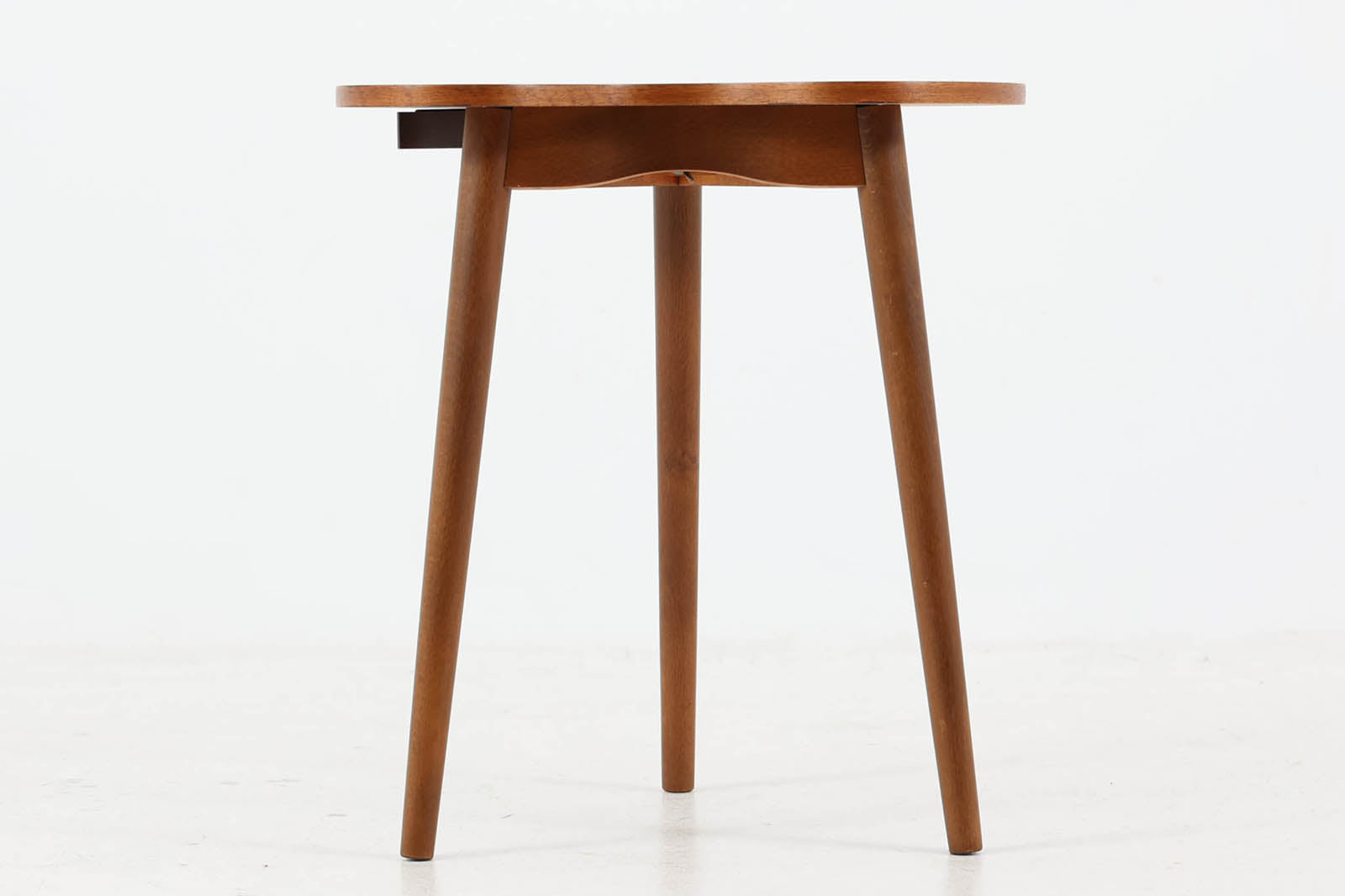 北欧より買い付けたサイドテーブルです。Gormmobler社のクオリティーの高い作品です。天板裏には灰皿がございます。