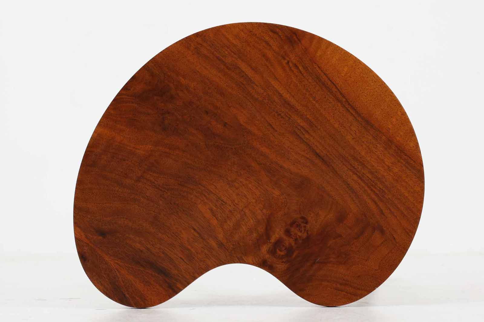 北欧より買い付けたサイドテーブルです。Gormmobler社のクオリティーの高い作品です。天板裏には灰皿がございます。